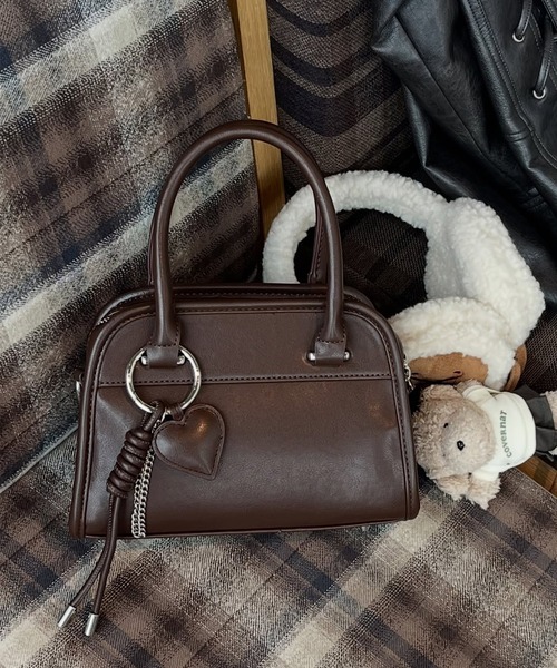 DEVICE（デバイス）の「【DEVICE GAL】Heart Tease 3連チャーム付き ヴィンテージライク 2way ラウンドミニボストンバッグ（ボストンバッグ・レディース・シルバー/ブラック/ダークブラウン・FREE）」の3枚目の写真