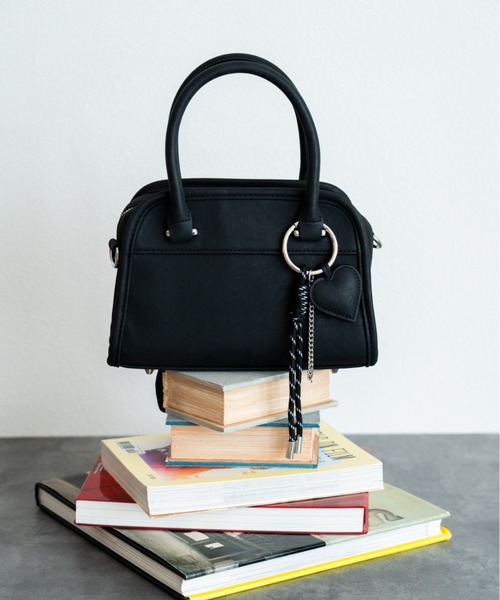 DEVICE（デバイス）の「【DEVICE GAL】Heart Tease 3連チャーム付き ヴィンテージライク 2way ラウンドミニボストンバッグ（ボストンバッグ・レディース・シルバー/ブラック/ダークブラウン・FREE）」の2枚目の写真