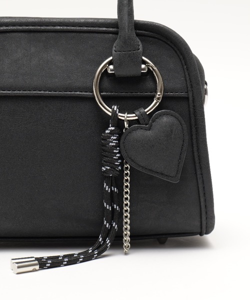 DEVICE（デバイス）の「【DEVICE GAL】Heart Tease 3連チャーム付き ヴィンテージライク 2way ラウンドミニボストンバッグ（ボストンバッグ・レディース・シルバー/ブラック/ダークブラウン・FREE）」の7枚目の写真