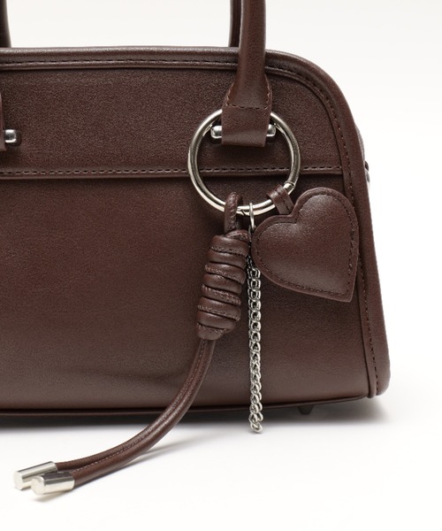 DEVICE（デバイス）の「【DEVICE GAL】Heart Tease 3連チャーム付き ヴィンテージライク 2way ラウンドミニボストンバッグ（ボストンバッグ・レディース・シルバー/ブラック/ダークブラウン・FREE）」の8枚目の写真