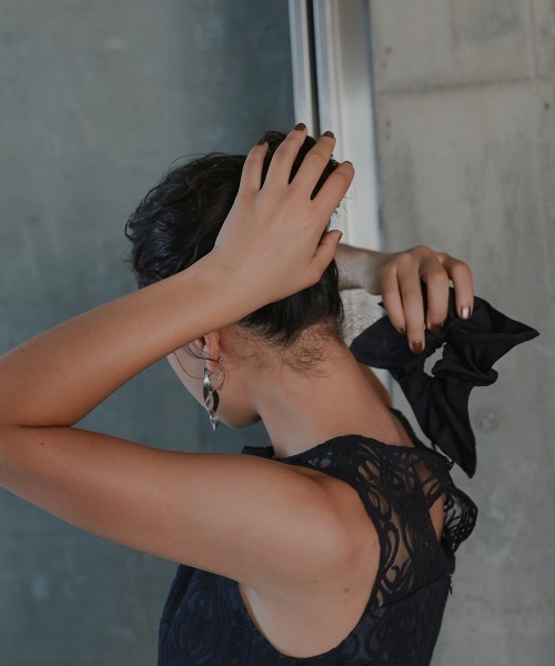 Callarus（カラルス）の「〔Callarus〕ファスナー付きスクエアシュシュ（シュシュ・レディース・ブラック/ベージュ・FREE）」の4枚目の写真