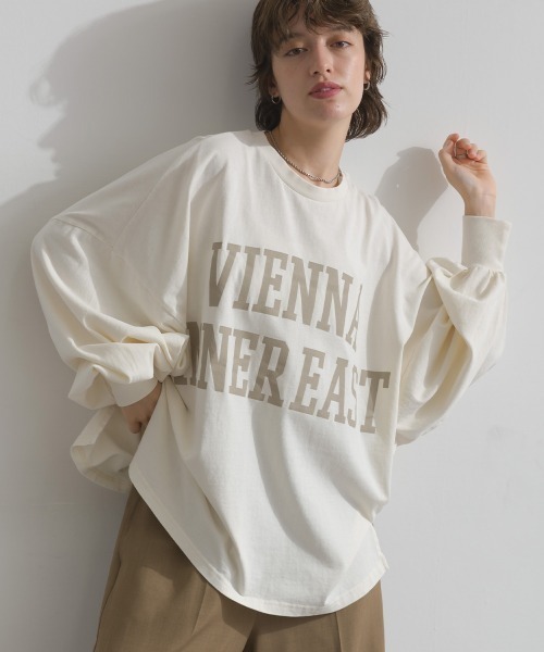 enhaut(アンオート)の「ピグメントOE天竺 ロゴプリント 袖ボリュームTシャツ VIENNA ロンT(Tシャツ/カットソー・レディース・アイボリー/グレイッシュベージュ/チャコールグレー/バーガンディー/ネイビー・FREE)」の2枚目の写真