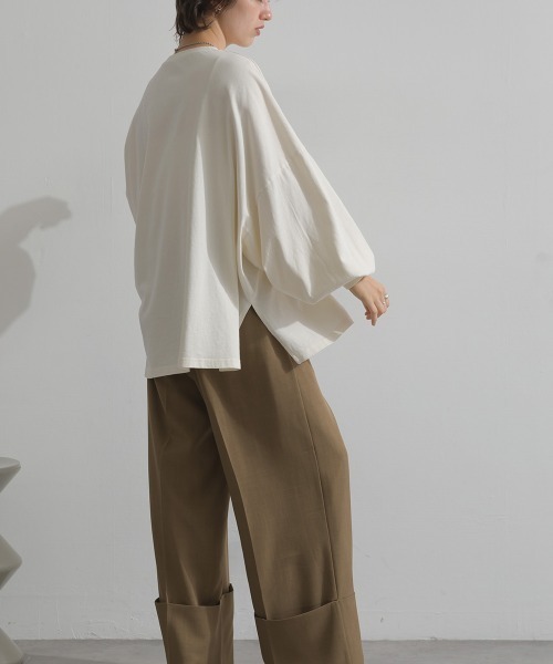enhaut(アンオート)の「ピグメントOE天竺 ロゴプリント 袖ボリュームTシャツ VIENNA ロンT(Tシャツ/カットソー・レディース・アイボリー/グレイッシュベージュ/チャコールグレー/バーガンディー/ネイビー・FREE)」の7枚目の写真