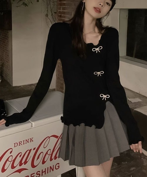 VIBGYOR Women(ヴィブジョー ウィメン)の「【Mayree】アシンメトリー メロウ リボン トップス(ニット/セーター・レディース・アイボリー/ブラック・SMALL/LARGE/MEDIUM)」の1枚目の写真