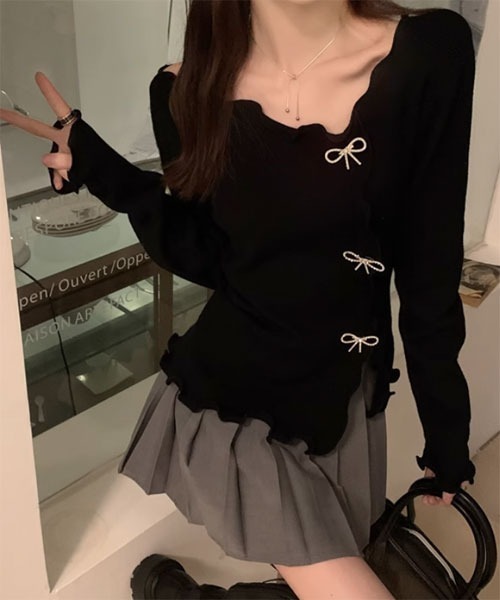 VIBGYOR Women(ヴィブジョー ウィメン)の「【Mayree】アシンメトリー メロウ リボン トップス(ニット/セーター・レディース・アイボリー/ブラック・SMALL/LARGE/MEDIUM)」の4枚目の写真