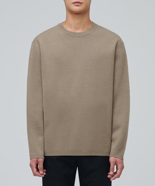 MUSINSA STANDARD(ムシンサスタンダード)の「ミニマルクルーネックニット【ベージュ】(ニット/セーター・メンズ・その他・SMALL/MEDIUM/LARGE/X-LARGE/XX-LARGE)」の1枚目の写真