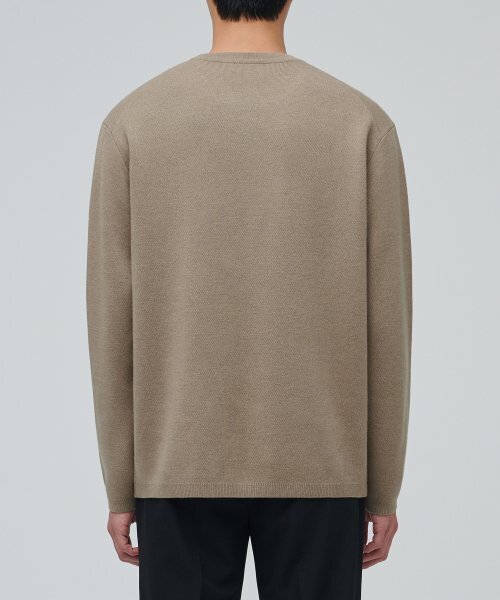 MUSINSA STANDARD(ムシンサスタンダード)の「ミニマルクルーネックニット【ベージュ】(ニット/セーター・メンズ・その他・SMALL/MEDIUM/LARGE/X-LARGE/XX-LARGE)」の2枚目の写真