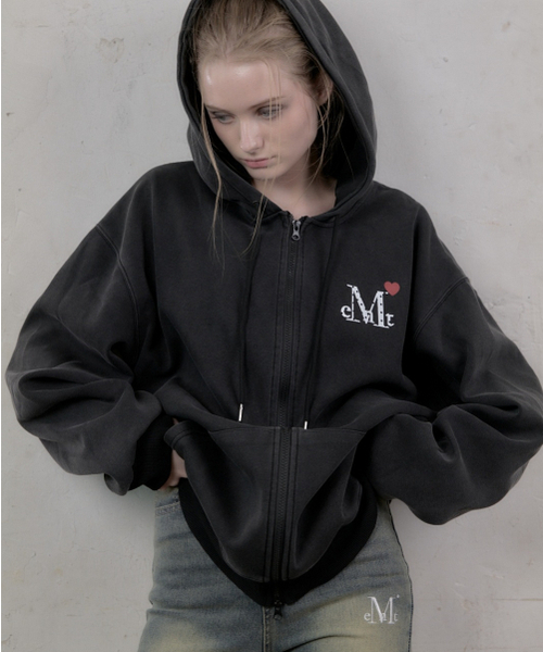 MUCENT(ムセント)の「ラブリッツミニハートロゴピグメントフードジップアップ男女共用(パーカー・レディース・ブラック系・SHORT/1)」の1枚目の写真