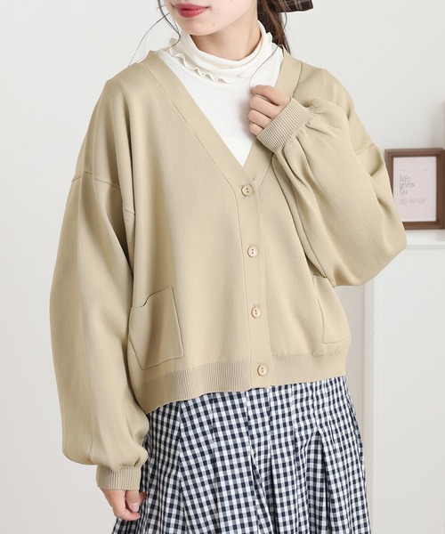 &soiree(アンドソワレ)の「&soiree ボリュームスリーブショートカーディガン(カーディガン/ボレロ・レディース・ベージュ/ホワイト・FREE)」の2枚目の写真