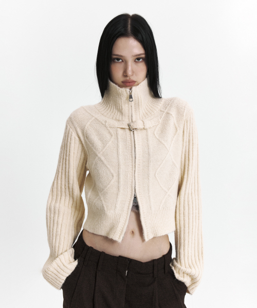 CURETTY(キュリティ)の「C HIGH NECK KNIT CARDIGAN_IVORY(カーディガン/ボレロ・レディース・アイボリー・SMALL)」の2枚目の写真
