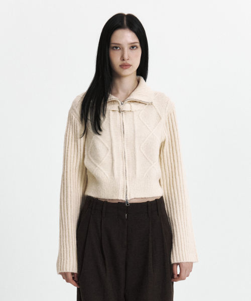 CURETTY(キュリティ)の「C HIGH NECK KNIT CARDIGAN_IVORY(カーディガン/ボレロ・レディース・アイボリー・SMALL)」の4枚目の写真