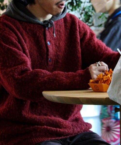 GLOSTER（グロスター）の「【モヘアタッチ/ユニセックス対応】ヘンリーネックプルオーバーニット（ニット/セーター・メンズ・ボルドー/グレー/ブラック・S/M/L）」の3枚目の写真