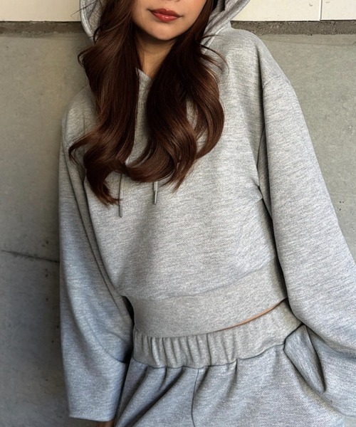 EGOIST(エゴイスト)の「フードロゴラメ裏毛トップス(スウェット・レディース・ライトグレー/ブラック・FREE)」の2枚目の写真