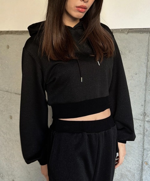 EGOIST(エゴイスト)の「フードロゴラメ裏毛トップス(スウェット・レディース・ライトグレー/ブラック・FREE)」の1枚目の写真