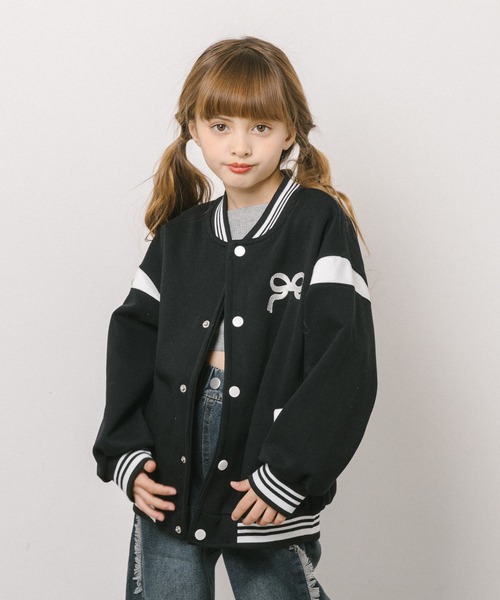 URBAN CHERRY(アーバンチェリー)の「フロントリボンデザインオーバーサイズブルゾン(ブルゾン・キッズ・グレー/ブラック・140cm/120cm/150cm/130cm/110cm)」の7枚目の写真