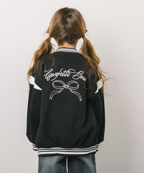 URBAN CHERRY(アーバンチェリー)の「フロントリボンデザインオーバーサイズブルゾン(ブルゾン・キッズ・グレー/ブラック・140cm/120cm/150cm/130cm/110cm)」の9枚目の写真