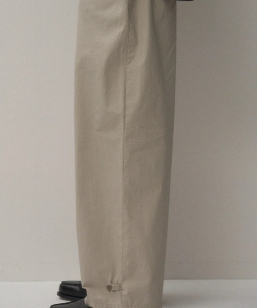 ATON（エイトン）の「ATON (エイトン)LIGHT TC GABARDINE | WASHED WIDE PANTS（その他パンツ・メンズ・ベージュ/ブラック・6/4）」の5枚目の写真