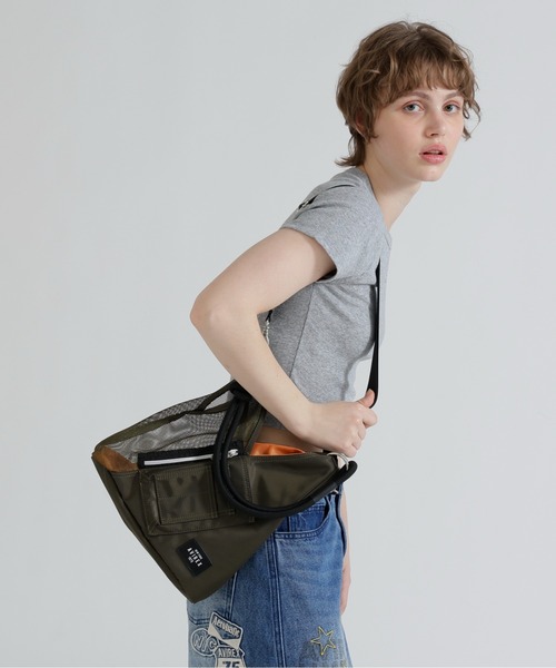 AVIREX（アヴィレックス）の「《直営店限定》MINI MESH TRIANGLE BAG（ショルダーバッグ・レディース・カモフラージュ/オリーブ/ブラック・F）」の4枚目の写真