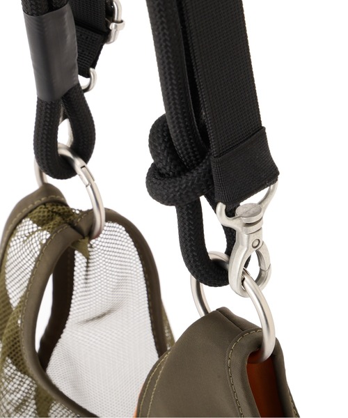 AVIREX（アヴィレックス）の「《直営店限定》MINI MESH TRIANGLE BAG（ショルダーバッグ・レディース・カモフラージュ/オリーブ/ブラック・F）」の9枚目の写真