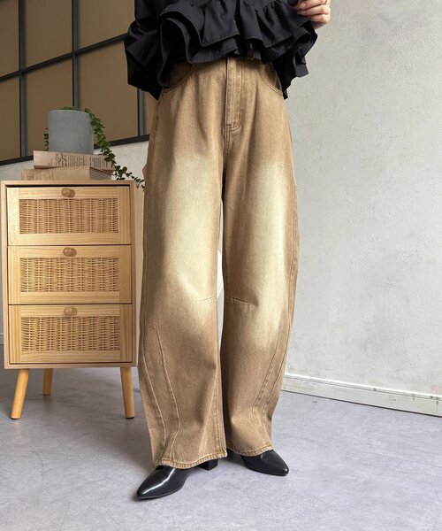 Thevon(ゼボン)の「オーバーダイカーブデニムパンツ(デニムパンツ・レディース・ベージュ/ブラック/ブルー・M/S)」の3枚目の写真