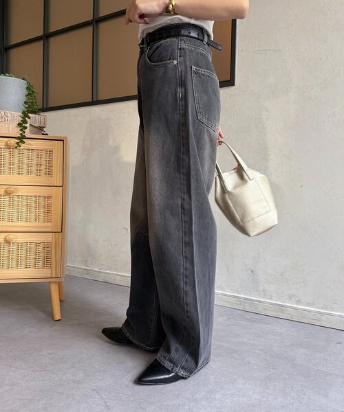 Thevon(ゼボン)の「オーバーダイカーブデニムパンツ(デニムパンツ・レディース・ベージュ/ブラック/ブルー・M/S)」の5枚目の写真