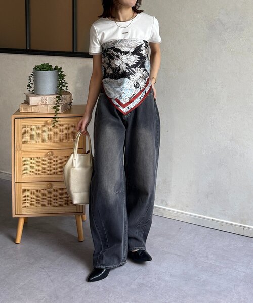 Thevon(ゼボン)の「オーバーダイカーブデニムパンツ(デニムパンツ・レディース・ベージュ/ブラック/ブルー・M/S)」の8枚目の写真