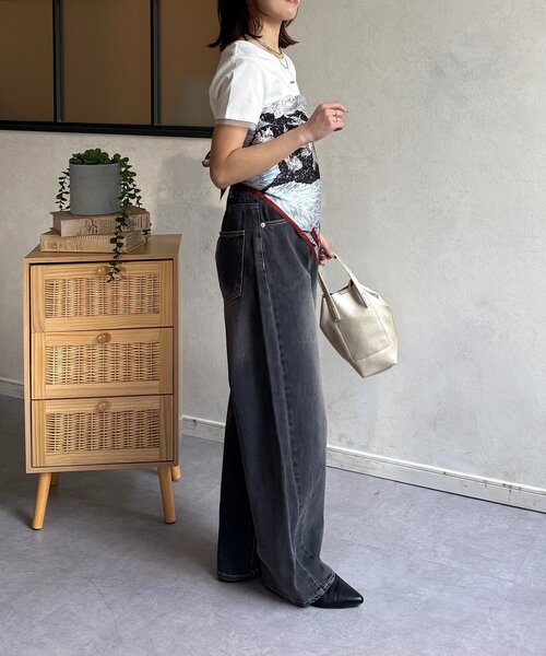 Thevon(ゼボン)の「オーバーダイカーブデニムパンツ(デニムパンツ・レディース・ベージュ/ブラック/ブルー・M/S)」の11枚目の写真