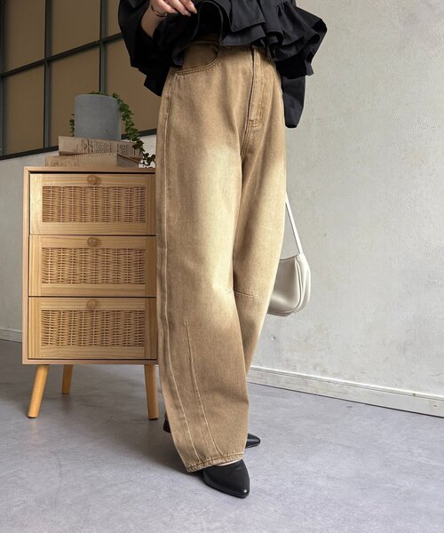 Thevon(ゼボン)の「オーバーダイカーブデニムパンツ(デニムパンツ・レディース・ベージュ/ブラック/ブルー・M/S)」の15枚目の写真