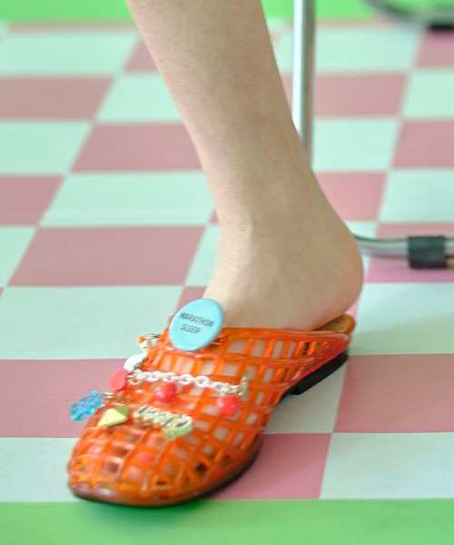 HEY!MrsROSE(ヘイミセスローズ)の「HEY! Mrs ROSE(ヘイ!ミセスローズ)Custom charm Sandals(サンダル・レディース・ブラック/レッド/クリア・M/L)」の3枚目の写真