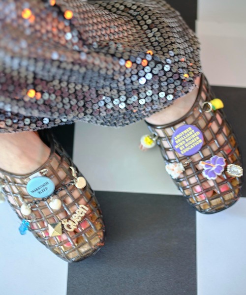 HEY!MrsROSE(ヘイミセスローズ)の「HEY! Mrs ROSE(ヘイ!ミセスローズ)Custom charm Sandals(サンダル・レディース・ブラック/レッド/クリア・M/L)」の2枚目の写真