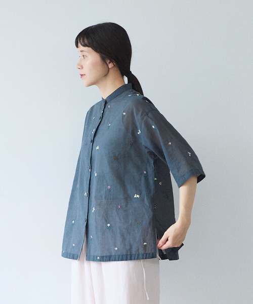 yuni（ユニ　）の「Cotton/Nylon sheer floral刺繍half sleeves シャツ（シャツ/ブラウス・レディース・グレー・FREE）」の7枚目の写真