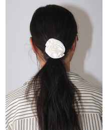 Kijun（キジュン）の「Satin Corsage Scrunchie Off-White Black（シュシュ）」