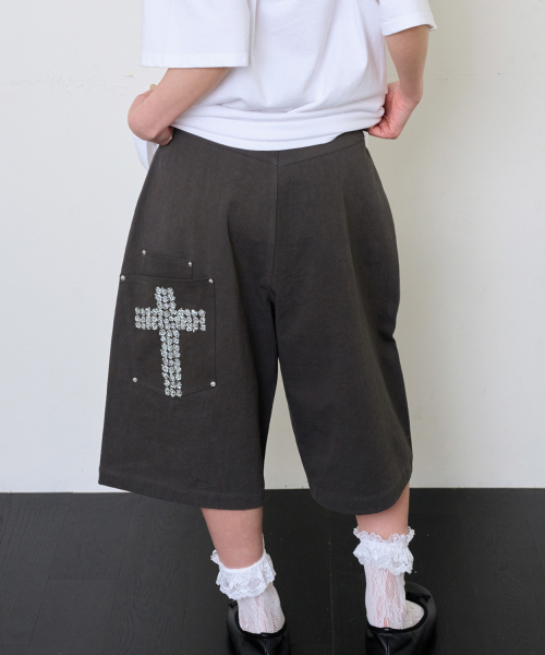 ITZAVIBE(イッザバイブ)の「CROSS POCKET BERMUDA PANTS - CHARCOAL(その他パンツ・レディース・その他・MEDIUM/LARGE)」の1枚目の写真