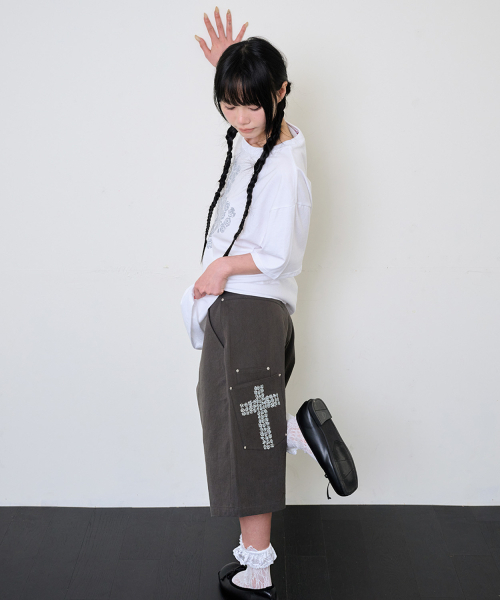 ITZAVIBE(イッザバイブ)の「CROSS POCKET BERMUDA PANTS - CHARCOAL(その他パンツ・レディース・その他・MEDIUM/LARGE)」の3枚目の写真