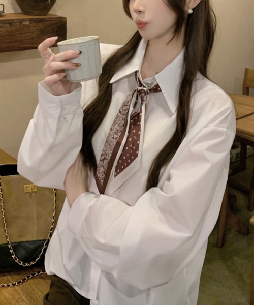 Kuroba(クロバ)の「スカーフ付きプリーツデザインシャツブラウス(シャツ/ブラウス・レディース・モカ/オフホワイト・FREE)」の4枚目の写真
