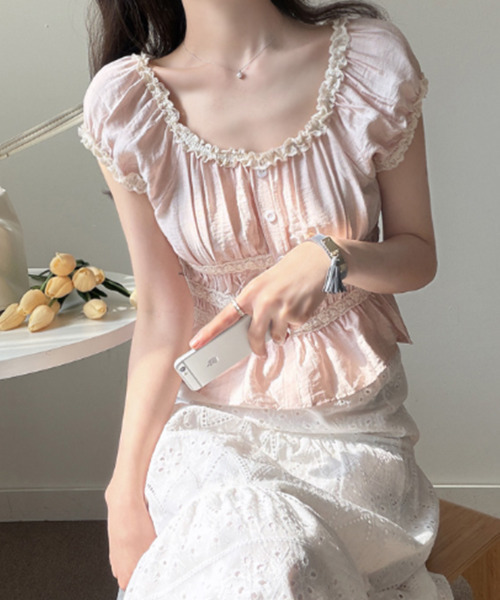 VIVID LADY(ビビッドレディー)の「レーストリム シャーリング ペプラムブラウス(シャツ/ブラウス・レディース・ピンク/ホワイト・FREE)」の4枚目の写真
