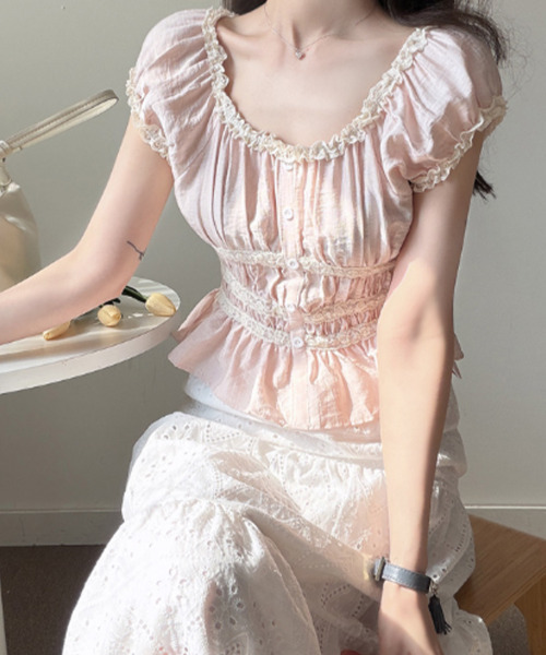 VIVID LADY(ビビッドレディー)の「レーストリム シャーリング ペプラムブラウス(シャツ/ブラウス・レディース・ピンク/ホワイト・FREE)」の3枚目の写真