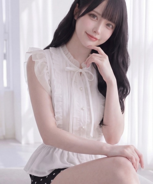 Suyunn(スユン)の「リボン付きパール釦チュールフリルペプラムブラウス(シャツ/ブラウス・レディース・ホワイト/ピンク/ブラック・M)」の2枚目の写真