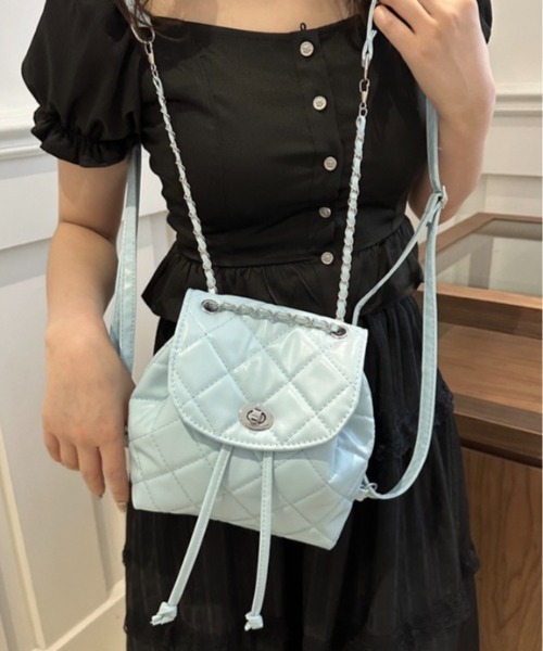 LADY LIKE（レディライク）の「【春夏新作】チェーンアクセントキルティングミニリュック（バックパック/リュック・レディース・ブラック/オフホワイト/サックスブルー/シルバー・F）」の4枚目の写真