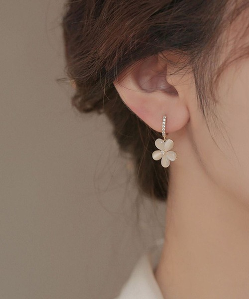 yu-ka(ユーカ)の「YU-KA:フラワードロップフープピアス Flower drop hoop earrings(ピアス(両耳用)・レディース・ゴールド・FREE)」の2枚目の写真