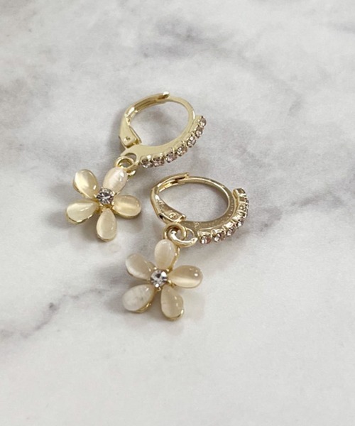 yu-ka(ユーカ)の「YU-KA:フラワードロップフープピアス Flower drop hoop earrings(ピアス(両耳用)・レディース・ゴールド・FREE)」の3枚目の写真