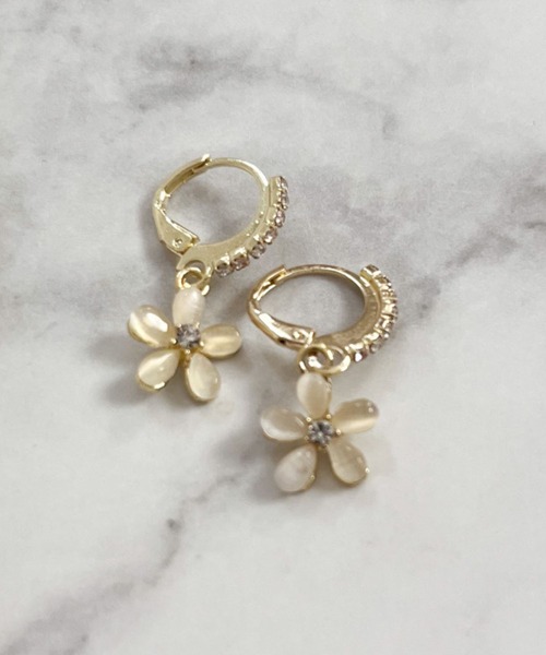 yu-ka(ユーカ)の「YU-KA:フラワードロップフープピアス Flower drop hoop earrings(ピアス(両耳用)・レディース・ゴールド・FREE)」の4枚目の写真