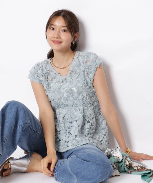 JUSGLITTY(ジャスグリッティー)の「ミルフィーユフラワーブラウス(シャツ/ブラウス・レディース・オフホワイト/ブラック/ブルー系その他3・2/1)」の3枚目の写真