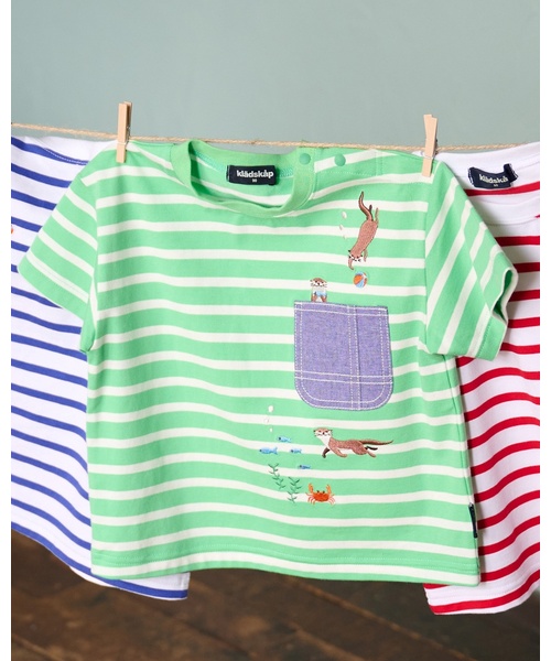 kladskap(クレードスコープ)の「カワウソ刺しゅうボーダー半袖Tシャツ【ドラマ着用アイテム】(Tシャツ/カットソー・キッズ・レッド/グリーン/ブルー・110cm/100cm/90cm/120cm/130cm)」の2枚目の写真