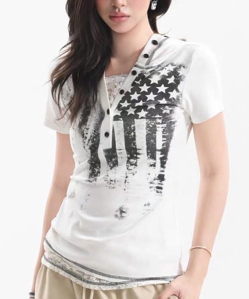 .KOM(ドットコム)の「A'GEM/9 × .kom 『.KOM/ドットケーオーエム』 VINTAGE FLAG HOOD TEE / ヴィンテージフラッグフードTシャツ(その他トップス・レディース・ブラック/ホワイト・M)」の4枚目の写真