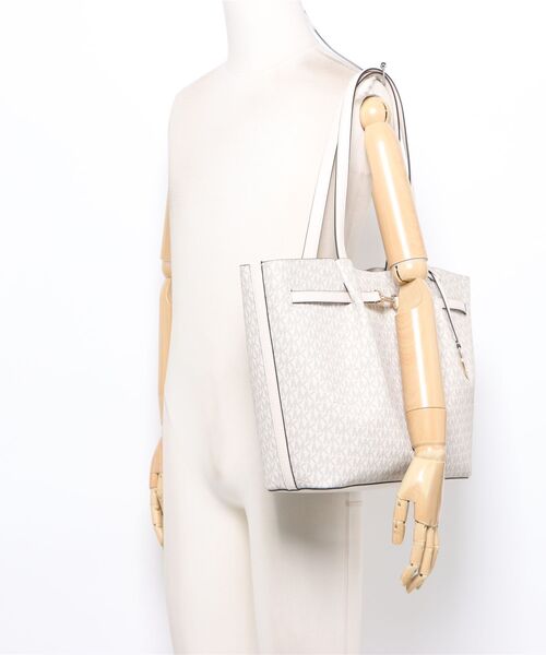 MICHAEL KORS（マイケルコース）の「CARSON トート ラージ - MKシグネチャー（トートバッグ・レディース・ベージュ系その他・FREE）」の5枚目の写真