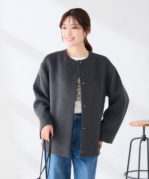 a.v.v(アーヴェヴェ)の「ノーカラー Aライン ミドル コート(ノーカラーコート・レディース・ベージュ/ダークグレー・36/40/38)」の13枚目の写真