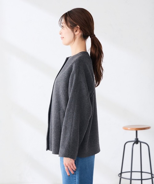 a.v.v(アーヴェヴェ)の「ノーカラー Aライン ミドル コート(ノーカラーコート・レディース・ベージュ/ダークグレー・36/40/38)」の19枚目の写真