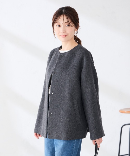a.v.v(アーヴェヴェ)の「ノーカラー Aライン ミドル コート(ノーカラーコート・レディース・ベージュ/ダークグレー・36/40/38)」の12枚目の写真
