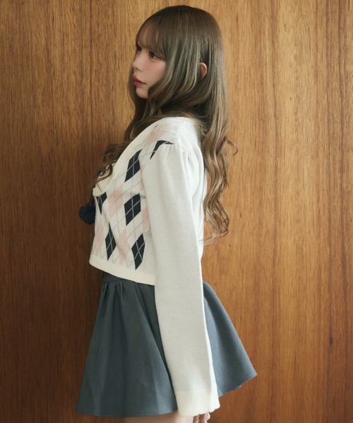 TITTY&CO.(ティティーアンドコー)の「アーガイルフロントフリルレイヤードニット(ニット/セーター・レディース・ブラック/アイボリー・FREE)」の4枚目の写真